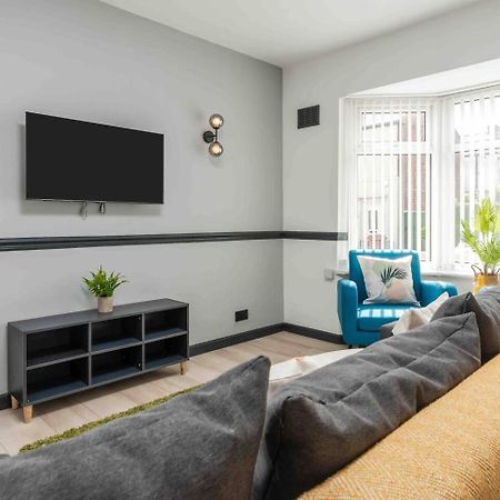 Villa 3-Bed Scouse House Near Anfield & Goodison Liverpool Exterior foto